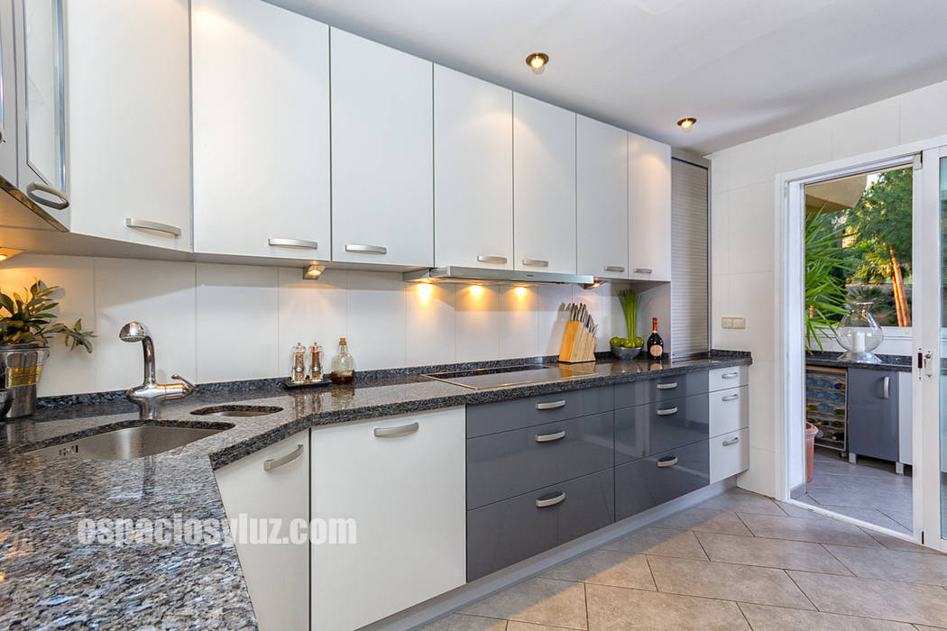 Apartamento lujo en Rio Real Golf, Marbella, Espacios y Luz Fotografía Espacios y Luz Fotografía Nhà bếp phong cách Địa Trung Hải