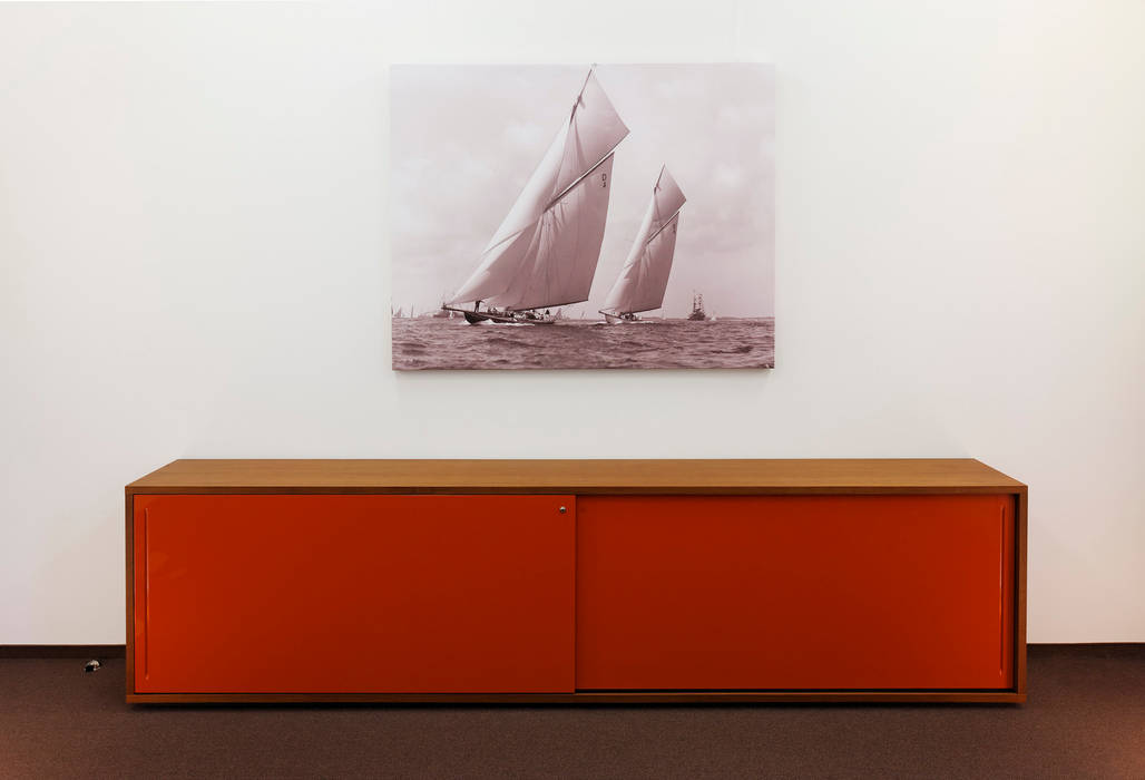 SIDEBOARD golden TEAK mit hochglanz orange lackierten Großflächenschiebetüren homify Moderne Arbeitszimmer Aufbewahrungen