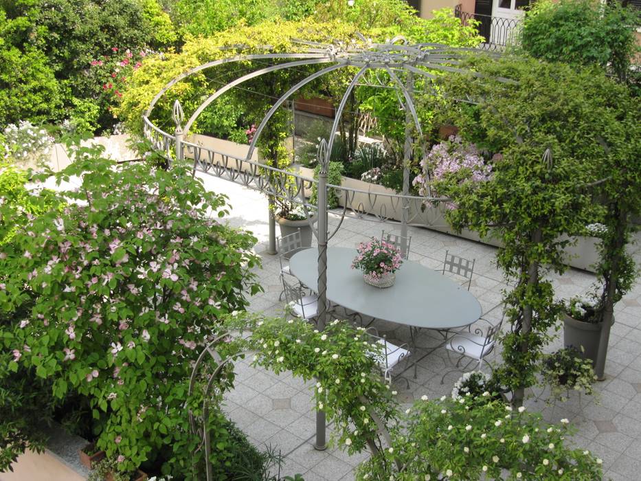 " Classico con esuberanza " - terrazza di pertinenza a dimora neoclassica MASSIMO SEMOLA Architettura del Verde Balcone, Veranda & Terrazza in stile classico