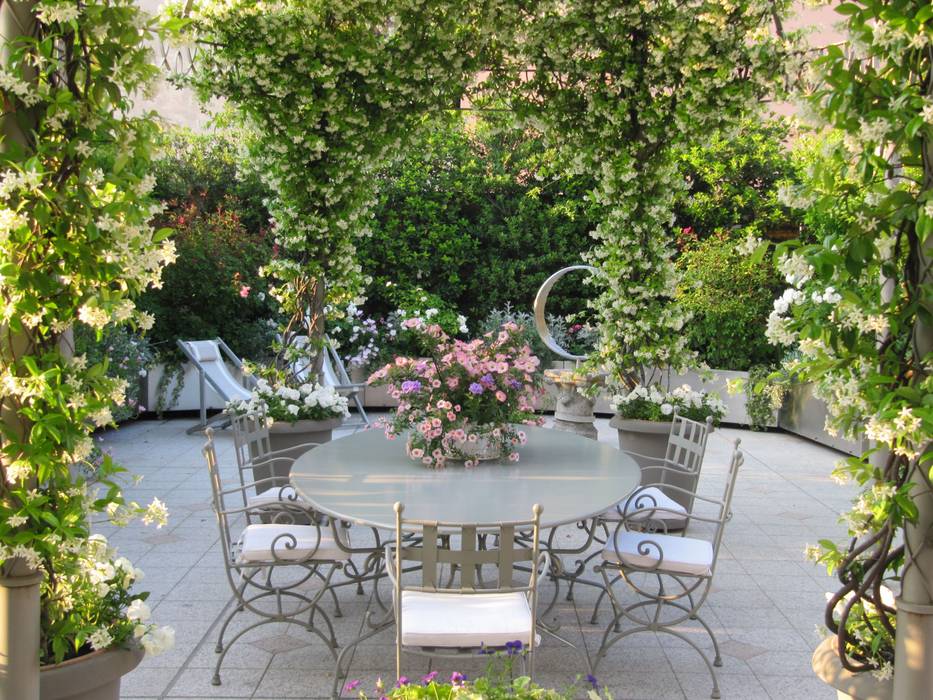 " Classico con esuberanza " - terrazza di pertinenza a dimora neoclassica. MASSIMO SEMOLA Architettura del Verde Balcone, Veranda & Terrazza in stile classico Fiore,Pianta,Mobilia,Tavolo,Sedia,Tavolo da esterno,Petalo,Mobili da esterno,Albero,Paesaggio