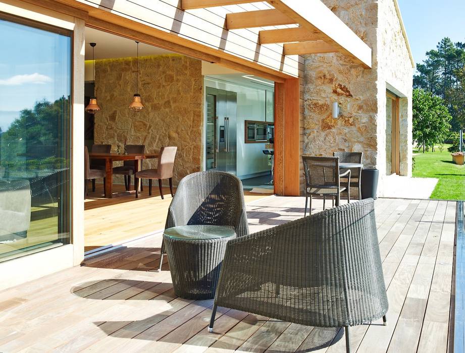 Una Casa con Paredes de Piedra y Jardines de Sueño, HUGA ARQUITECTOS HUGA ARQUITECTOS Rustykalny balkon, taras i weranda