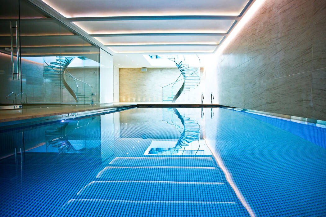 Pool & Wellness Area with Spiral Staircase, London Swimming Pool Company London Swimming Pool Company 泳池