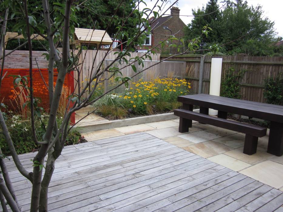 Modern Family garden in North London, Earth Designs Earth Designs สวน