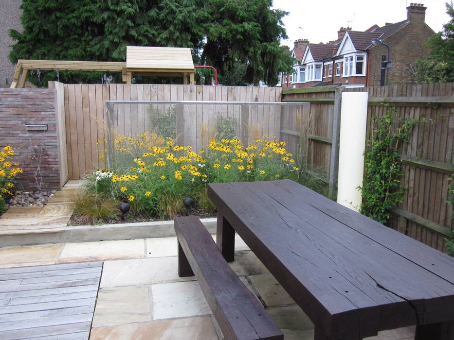 Modern Family garden in North London, Earth Designs Earth Designs สวน