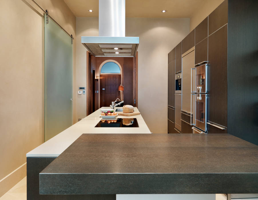 Luxury London apartment Kitchen Architecture 모던스타일 주방 kitchen architecture,bulthaup,bulthaup b3,bespooke kitchen,contemporary kitchen,integrated kitchen,kitcen island,breakfast bar,dark kitchens,kitchen storage,hidden storage,bulthaup shutter