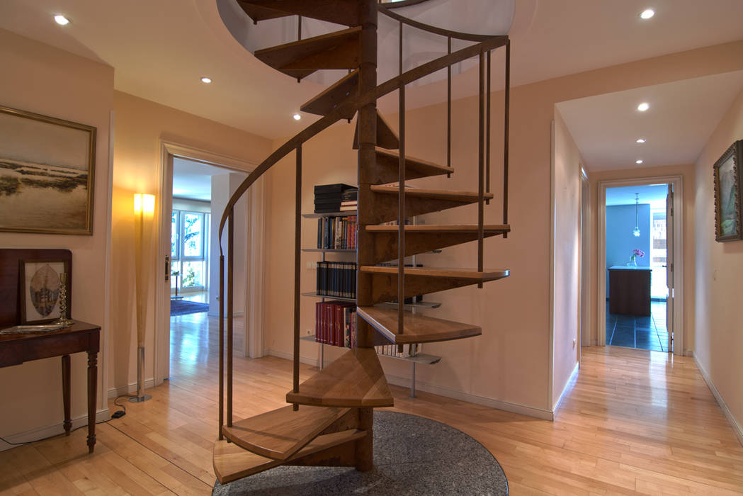 Home Staging de Altura en Arturo Soria, Apersonal Apersonal 經典風格的走廊，走廊和樓梯