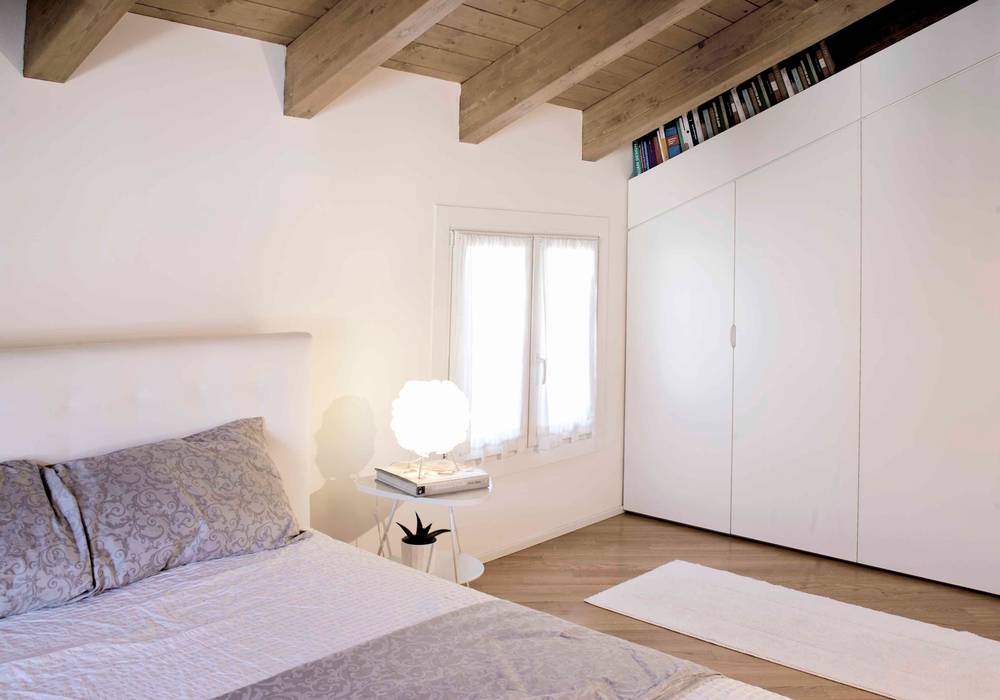 casa open space, marta novarini architetto marta novarini architetto Kamar Tidur Modern Beds & headboards