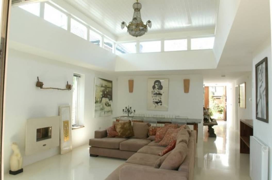 Living room with clerestorey light homify Salas de estilo moderno