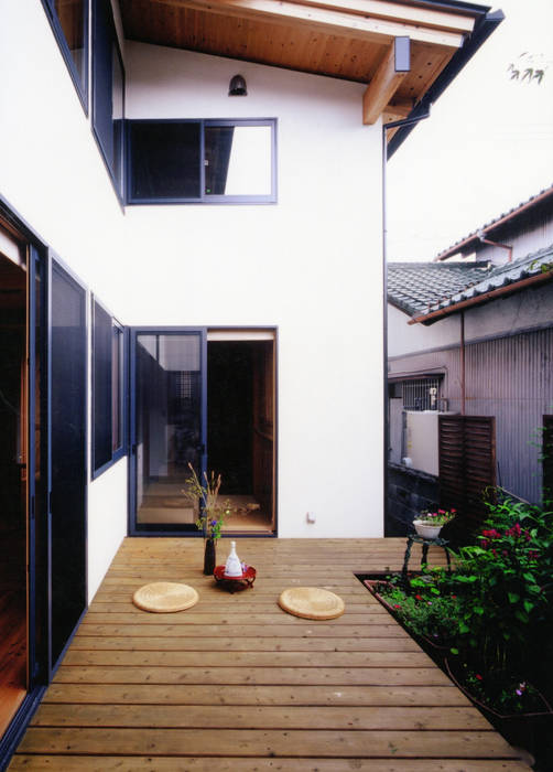 中庭で繋ぐ二世帯の家, T設計室一級建築士事務所 T設計室一級建築士事務所 Jardins clássicos Madeira Acabamento em madeira