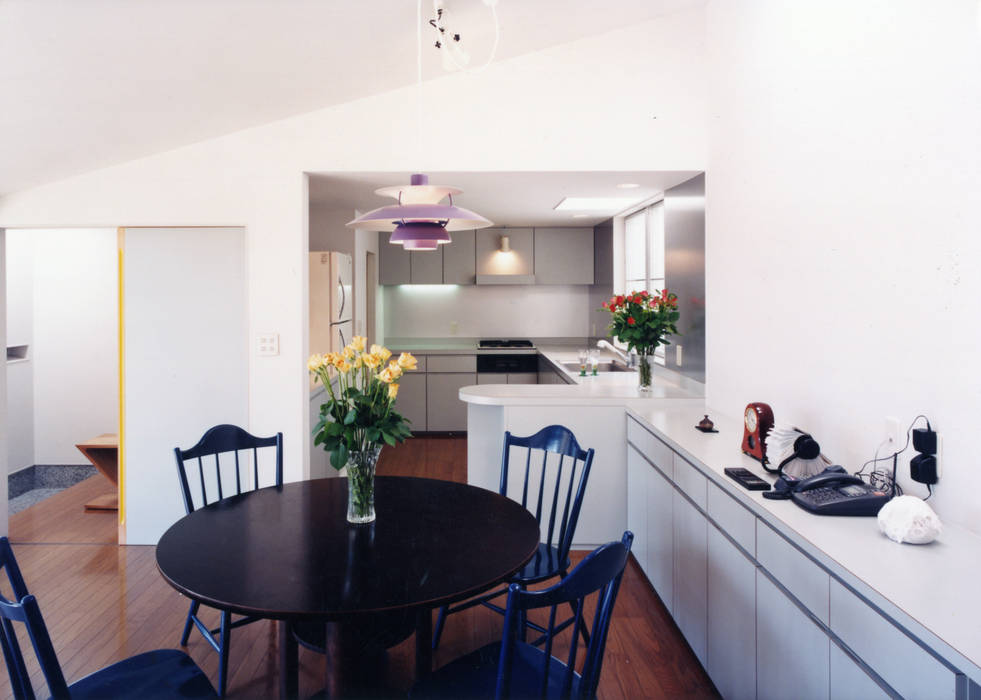 台所と食堂と居間が一直線にならぶ T設計室一級建築士事務所 モダンな キッチン モダーンな居間