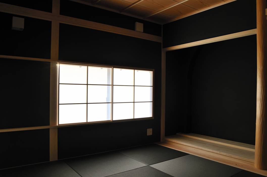 坪庭と床の間のある和室 高野建築 モダンデザインの 多目的室 Homify