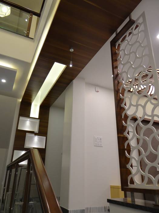 Wood Ceiling in the corridor homify Modern corridor, hallway & stairs