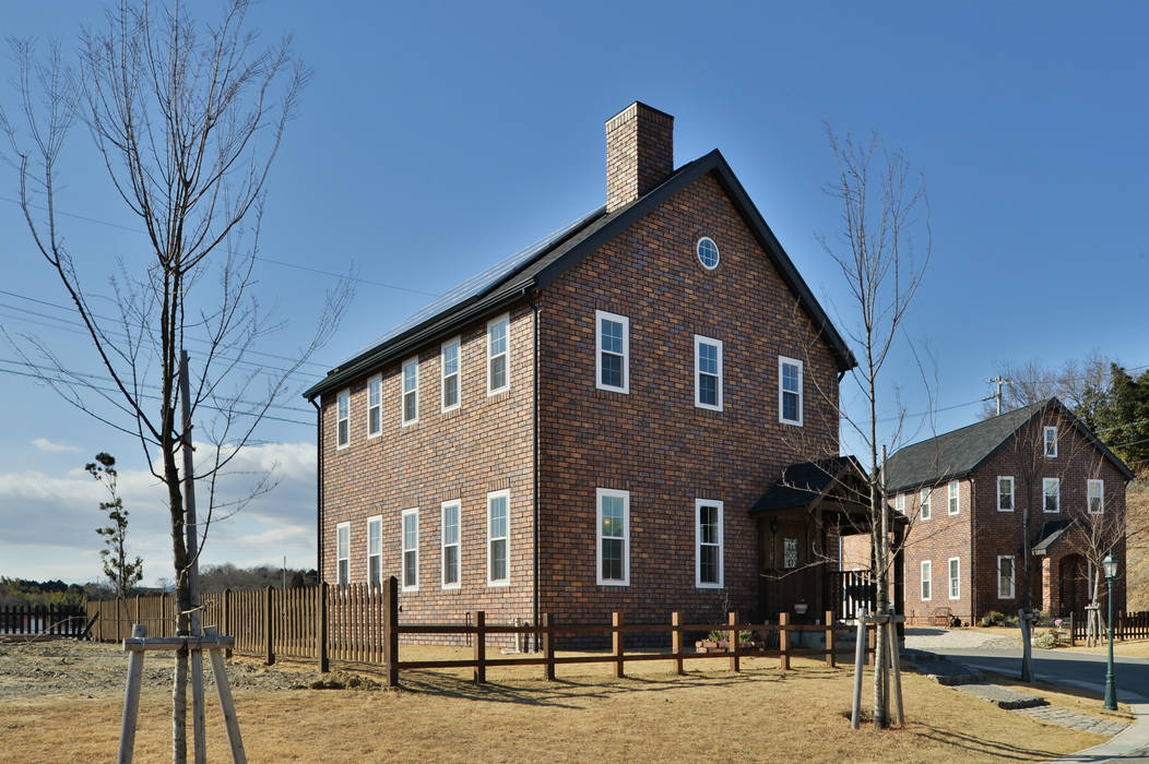 螺旋階段が素敵でクラシックなお家, 株式会社 盛匠 株式会社 盛匠 Classic style houses