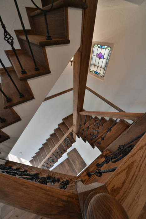 螺旋階段が素敵でクラシックなお家, 株式会社 盛匠 株式会社 盛匠 Classic style corridor, hallway and stairs