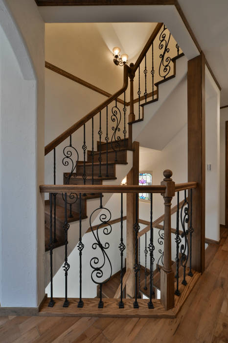 螺旋階段が素敵でクラシックなお家, 株式会社 盛匠 株式会社 盛匠 Classic style corridor, hallway and stairs