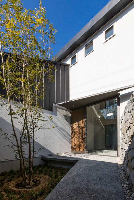 The House creates open land scape Kenji Yanagawa Architect and Associates モダンな庭