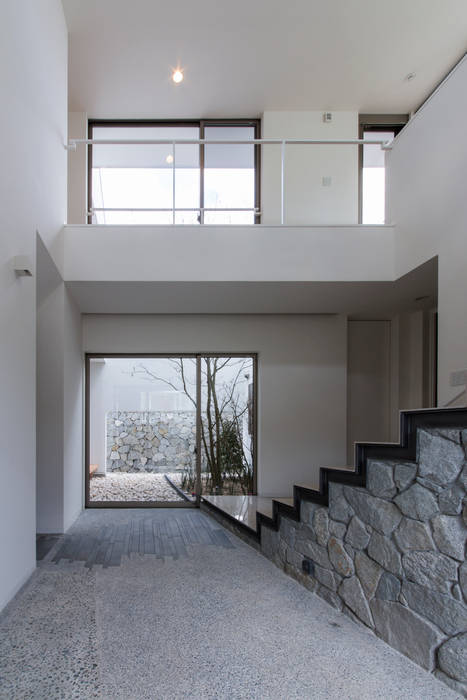 The House creates open land scape, Kenji Yanagawa Architect and Associates Kenji Yanagawa Architect and Associates Modern Corridor, Hallway and Staircase