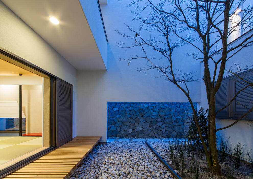 The House creates open land scape Kenji Yanagawa Architect and Associates モダンな庭 青,光,Azure,空,点灯,シェード,建築,インテリア・デザイン,木,日光