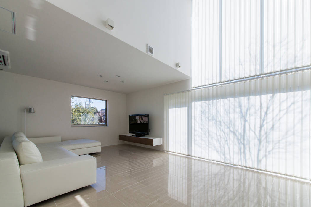 The House creates open land scape Kenji Yanagawa Architect and Associates モダンデザインの リビング