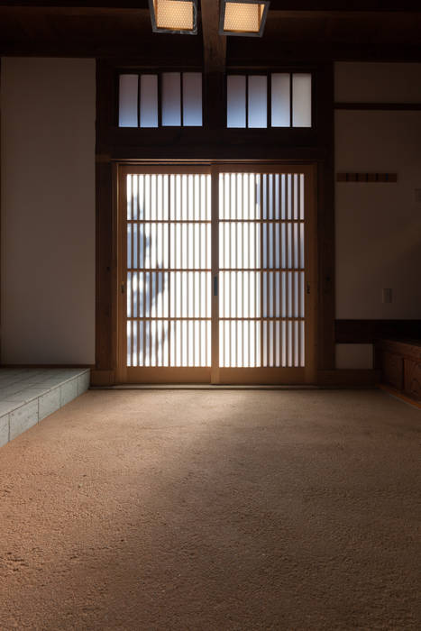 伝統のしつらえと モダンライフの融合 吉田建築計画事務所 玄関 廊下 階段照明 Homify