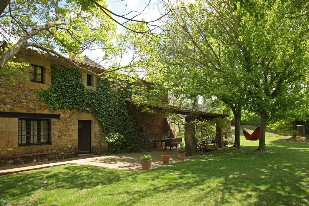 Iluminación exterior casa rústica con piscina, OutSide Tech Light OutSide Tech Light Rustic style gardens