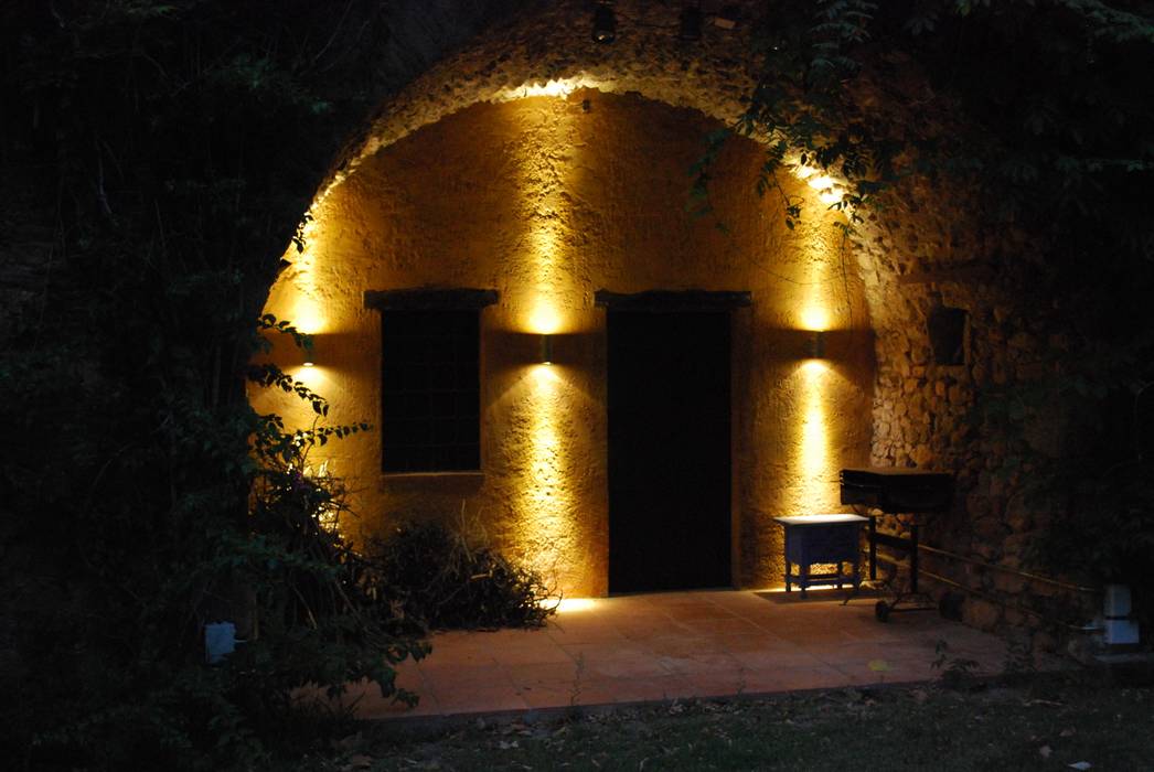 Iluminación exterior casa rústica con piscina, OutSide Tech Light OutSide Tech Light Rustikaler Garten