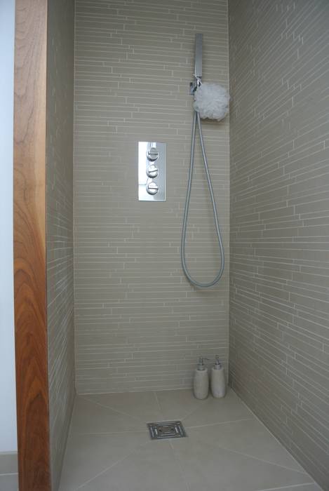 Shower Room STUDIO[01] LTD Baños de estilo moderno