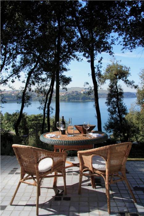 Casa sul lago di Bracciano laboratorio di architettura - gianfranco mangiarotti Balcone, Veranda & Terrazza in stile mediterraneo