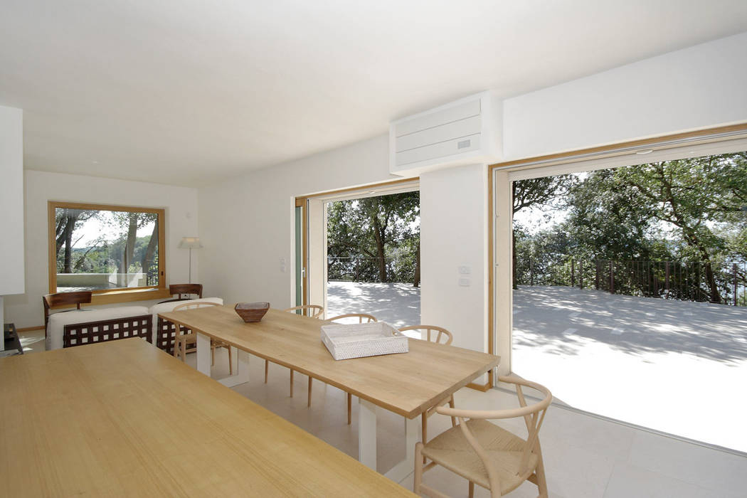Casa sul lago di Bracciano laboratorio di architettura - gianfranco mangiarotti Sala da pranzo in stile mediterraneo