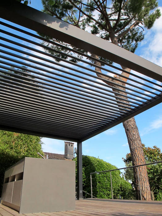 Pergola lames orientables INSIDE Création Balcon, Veranda & Terrasse modernes