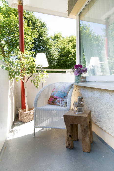 Balkon nachher Luna Homestaging Moderner Balkon, Veranda & Terrasse Möbel,Gebäude,Anlage,Fenster,Azurblau,Holz,Textil,Innenarchitektur,Schatten,Boden