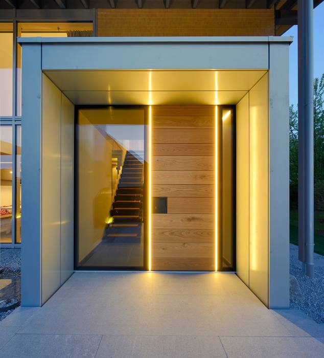 Alpenchic, Bau-Fritz GmbH & Co. KG Bau-Fritz GmbH & Co. KG Modern corridor, hallway & stairs Lighting