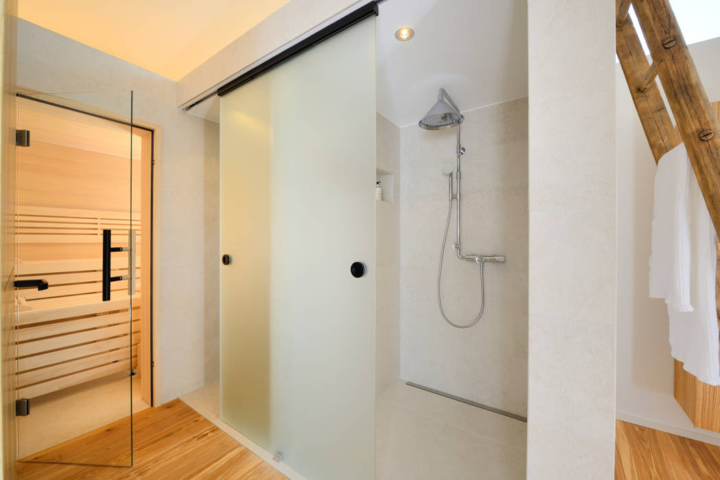Badezimmer Alpenchic Bau-Fritz GmbH & Co. KG Ванная комната в стиле модерн Ванны и душевые
