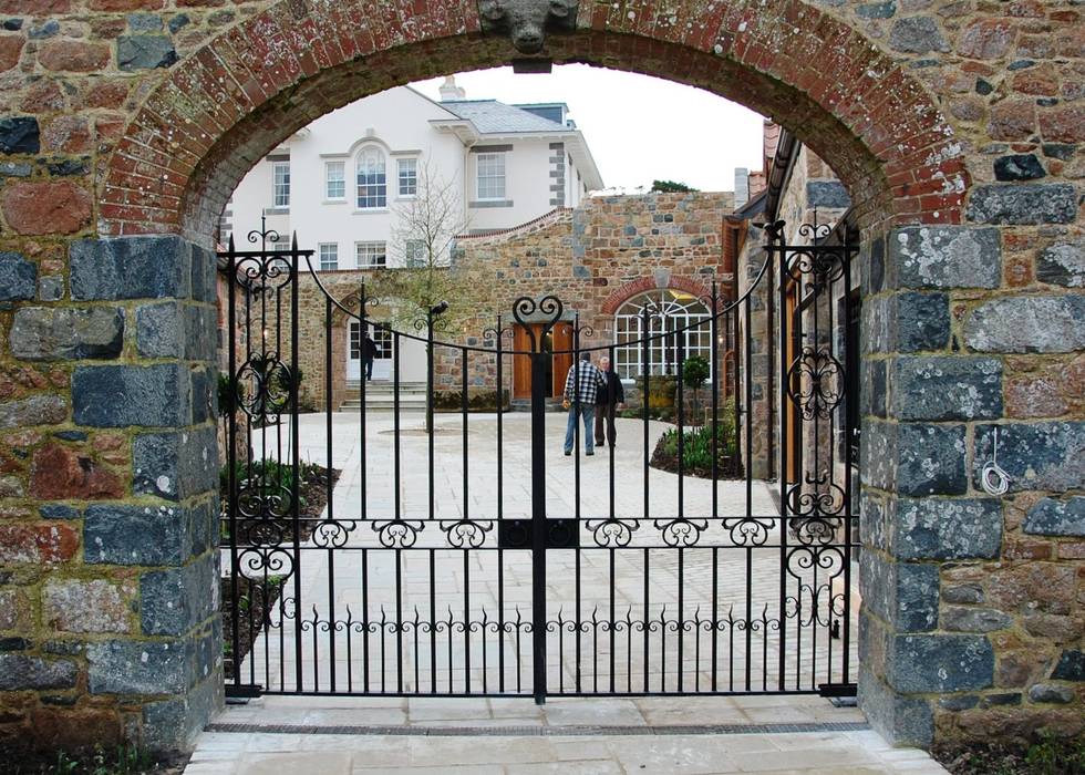 Courtyard gates Unique Iron Design Ltd. Klasyczny ogród