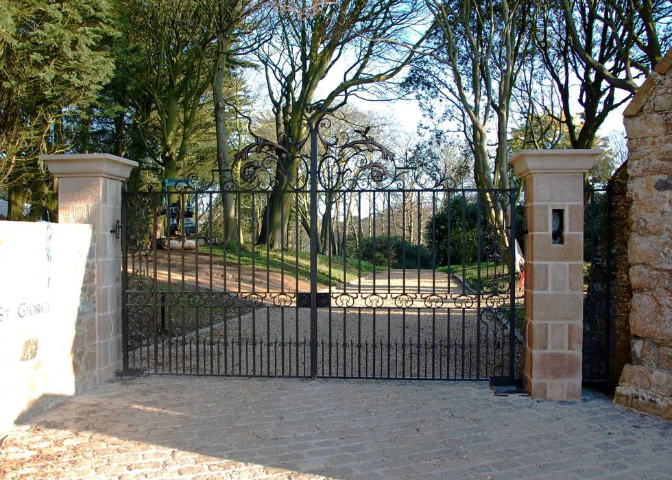 Estate Entrance Gates Unique Iron Design Ltd. Giardino classico