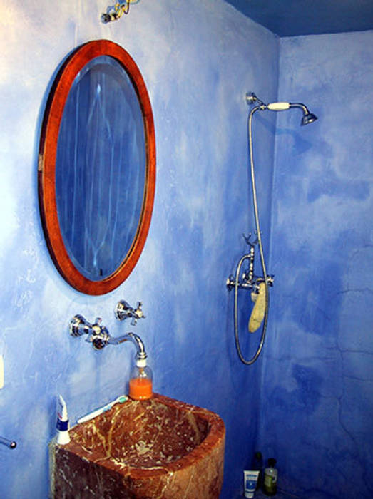 Baño con lavabo de mármol Anticuable.com Casas de estilo mediterráneo