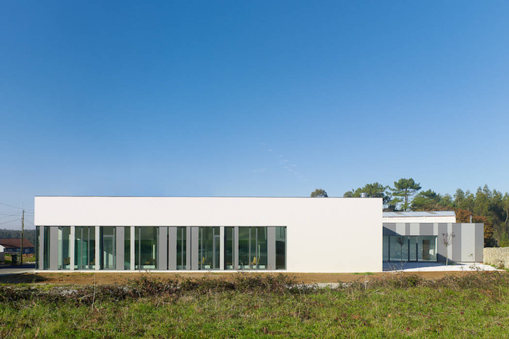 Centro de Salud Agualada, Coristanco, cerredaylorenzoarquitectos cerredaylorenzoarquitectos Espacios Cielo,Planta,Edificio,Área rural,Fachada,Césped,Accesorio,Paisaje,Árbol,Techo