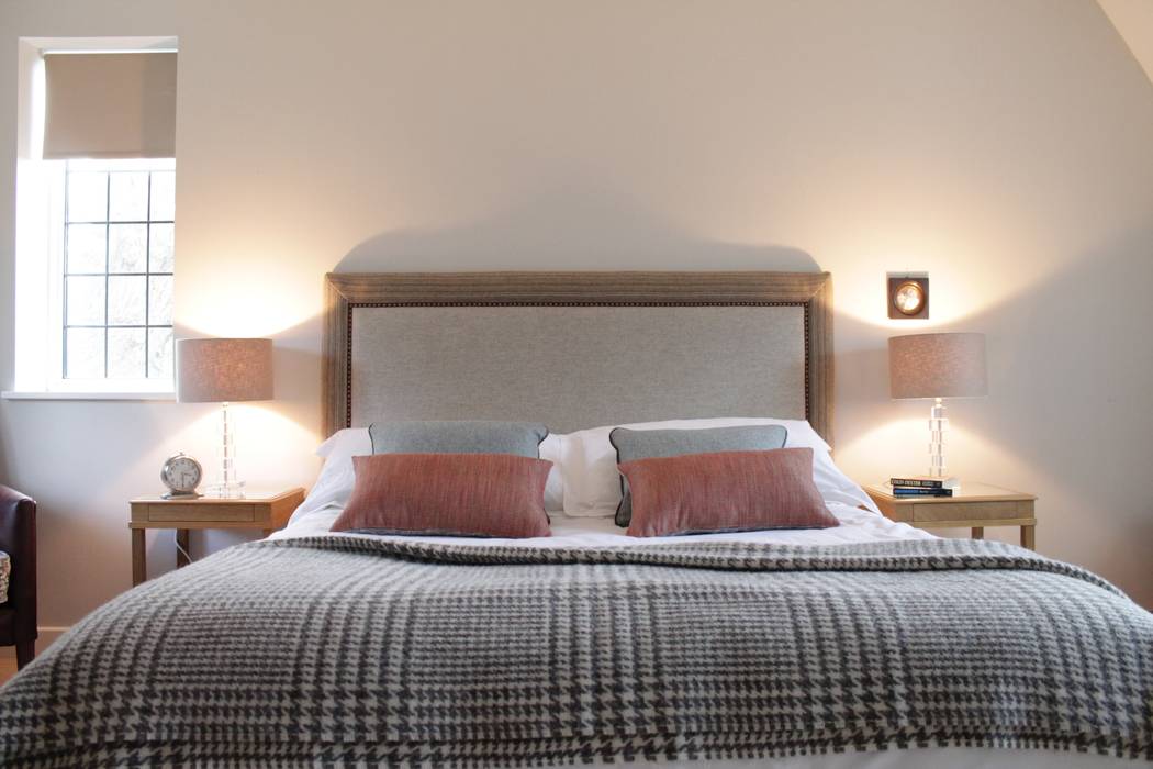 Bainbridge Luxury Upholstered Bed, TurnPost TurnPost Modern style bedroom Beds & headboards