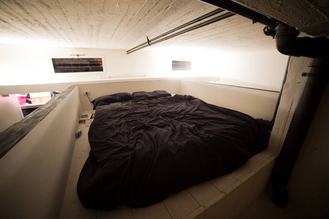 DOCK_52_da garage a residenza, laprimastanza laprimastanza Camera da letto in stile industriale