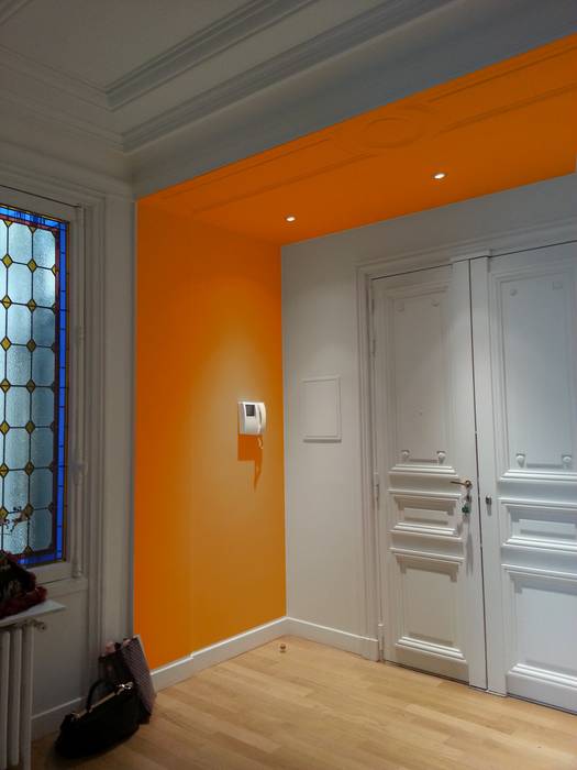 Entrée colorée, VH Conseil et Conception VH Conseil et Conception Classic style corridor, hallway and stairs