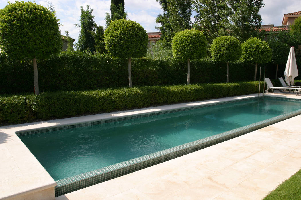 Garden with pool CONILLAS - exteriors Modern garden