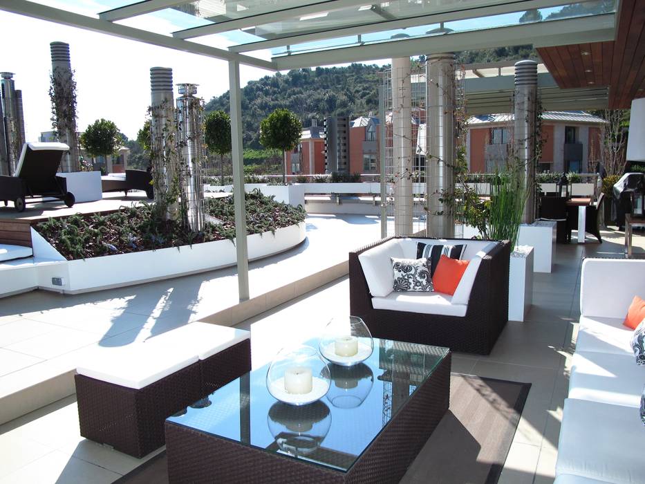 Terraza entre chimeneas, CONILLAS - exteriors CONILLAS - exteriors Balcones y terrazas