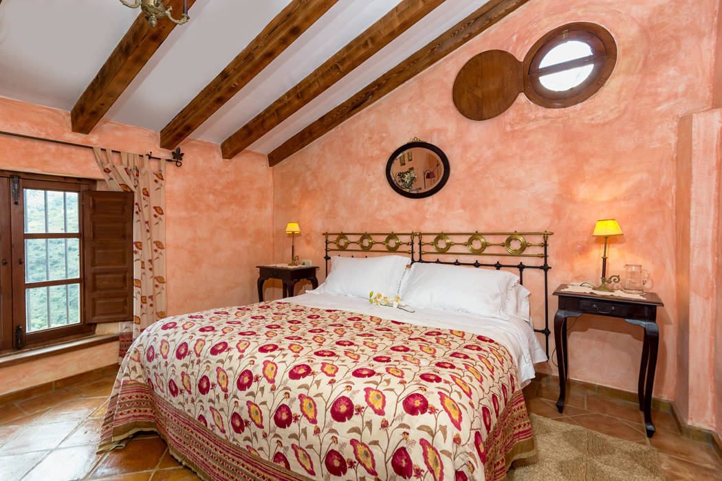 Old wine factory and farm, Espacios y Luz Fotografía Espacios y Luz Fotografía Rustic style bedroom