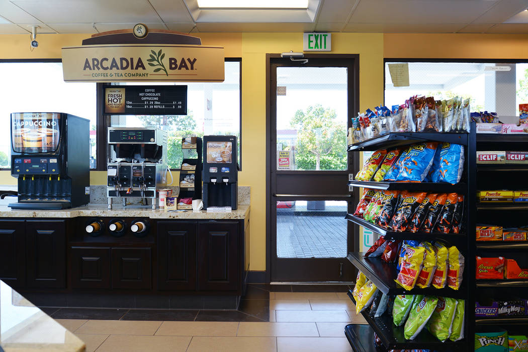 76 Gas Station, San Marcos CA. 2014, Erika Winters® Design Erika Winters® Design Commercial spaces Commercial Spaces