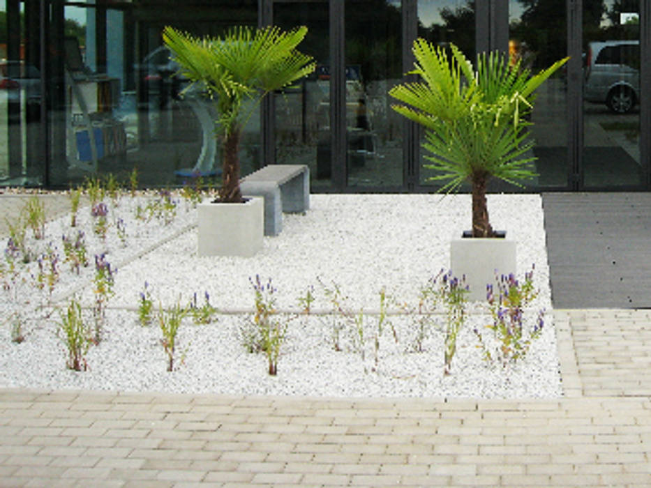 Verschiedene betonmöbel im außenbereich: modern von betoniu gmbh,modern