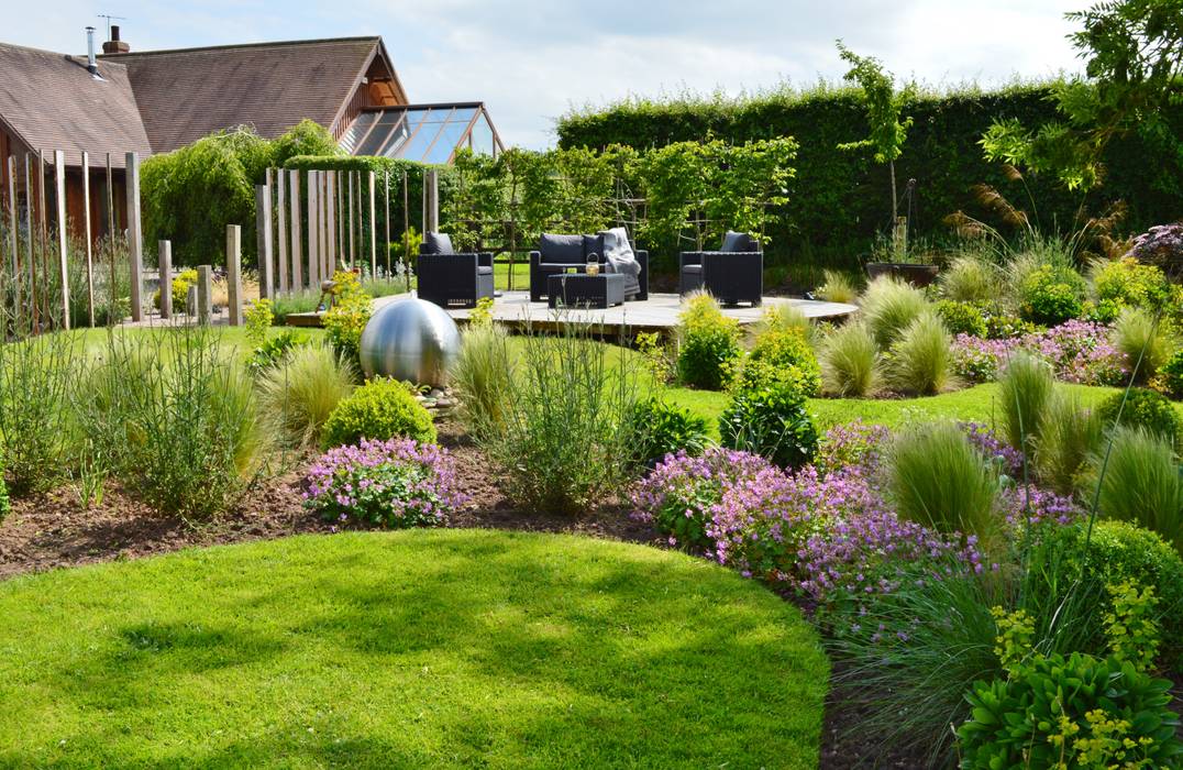 Traditional Garden - Decked Seating Area Unique Landscapes Jardines de estilo rural