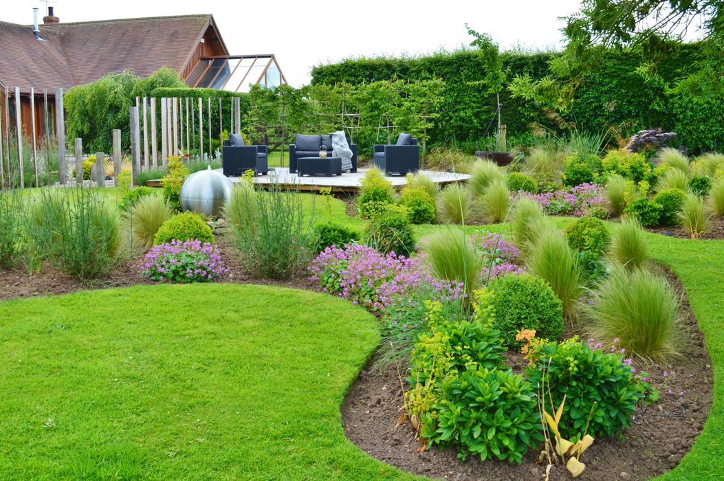 Traditional Garden - Decked Seating Area Unique Landscapes Jardines de estilo rural