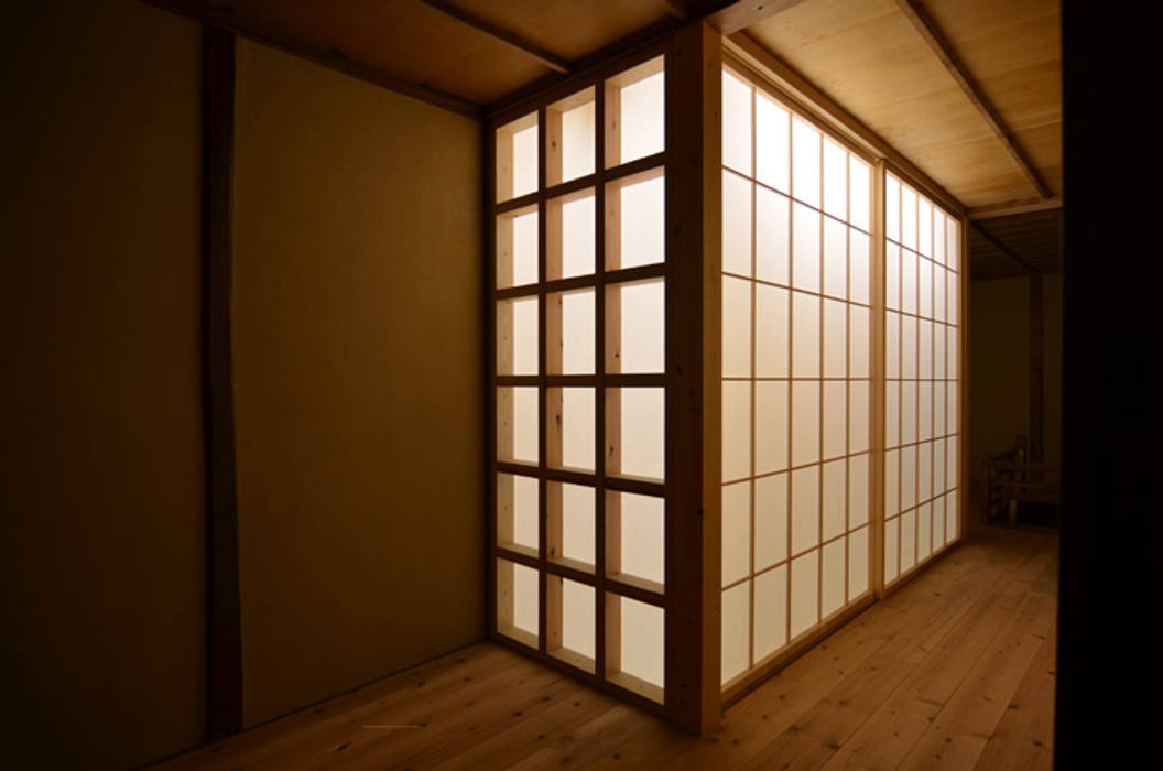 2階廊下・光る通風塔(After)／photo:Tada Yuko: 田村真一建築設計事務所が手掛けたクラシックです。,クラシック