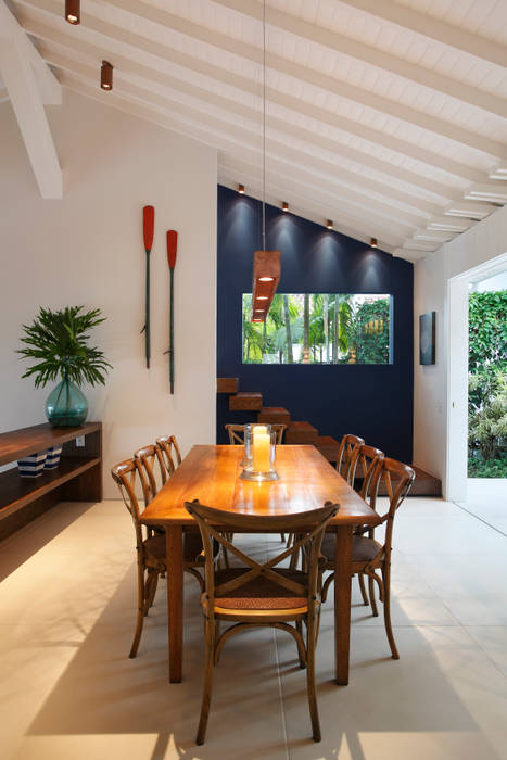 Casa Angra I, Escala Arquitetura Escala Arquitetura Country style dining room