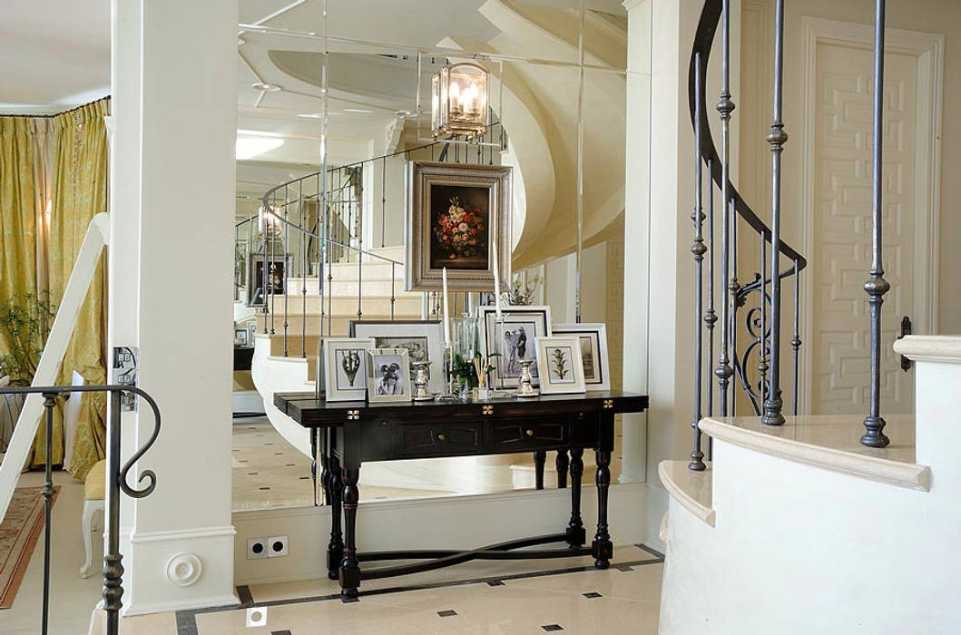 Гринфилд, DecorAndDesign DecorAndDesign Pasillos, vestíbulos y escaleras de estilo clásico
